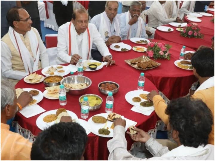 MP CM Shivraj Singh Chouhan had lunch with  Cobbler at his residence ann MP News: मुख्यमंत्री शिवराज सिंह चौहान ने मोचियों के साथ किया भोजन, कल्याण के लिए की ये घोषणाएं