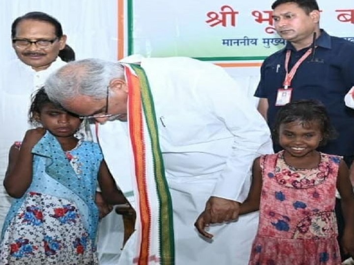 Chhattisgarh: बच्चों की जिद नहीं टाल सके CM भूपेश बघेल, खाया टिफिन का खाना और हेलीकॉप्टर में भी घुमाया