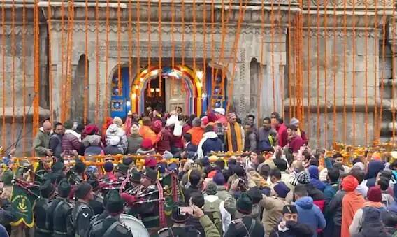 બાબાના ધામના કપાટ ખોલવામા આવ્યા તો ભક્તોના જયકારાથી આખા વાતાવરણ ગુંજી ઉઠ્યુ હતુ. બાબાની પંચમુકી મૂર્તિ કેદાર મંદિરમાંથી વિજામાન કરવામા આવી. આ પછી વિધિપૂર્વક ભગવાન કેદારનાથના કપાટ ભક્તોના દર્શનાર્થે ખોલી દેવામાં આવ્યા. વળી, મંદિરમાં સર્વપ્રથમ પીએમ મોદીના નામથી પૂજા અર્ચના કરવામાં આવી.