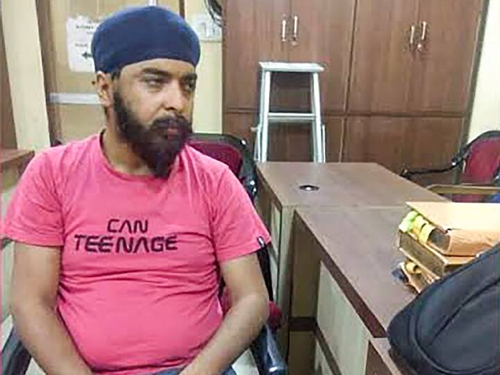Tajinder Bagga Arrest Cops Punched me, Didn't Allow My Son To Wear Turban Before Arresting Him Says Father Punjab Cops Punched Me, Didn't Allow My Son To Wear Turban Before Arresting Him: Bagga's Father
