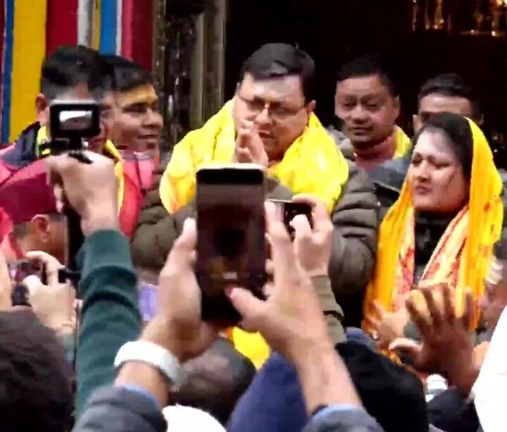 सीएम पुष्कर सिंह धामी ने भी अराध्य की विधि-विधान के साथ पूजा कर बाबा का आशीर्वाद प्राप्त किया.