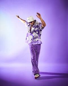 Photos: यहां देखें Ranveer Singh का ऑल लैवेंडर लुक, फ्लोरल शर्ट पहन एक्टर ने बटोरीं सुर्खियां