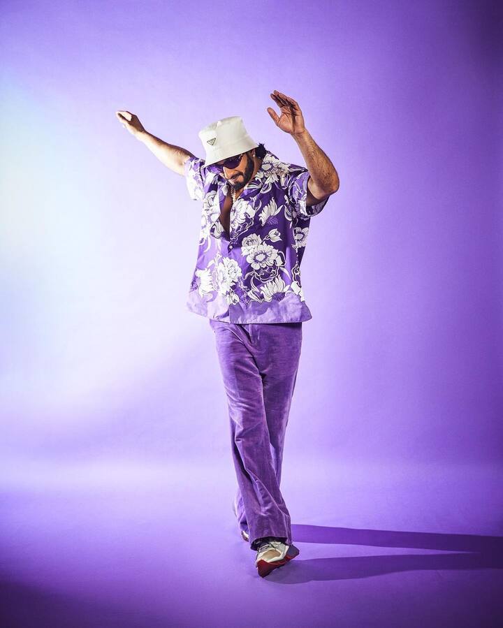 बॉलीवुड एक्टर रणवीर सिंह अक्सर अपने फैशन स्टेटमेंट के चलते सोशल मीडिया के गलियारों में छाए रहते हैं.