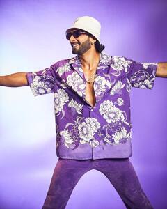 Photos: यहां देखें Ranveer Singh का ऑल लैवेंडर लुक, फ्लोरल शर्ट पहन एक्टर ने बटोरीं सुर्खियां