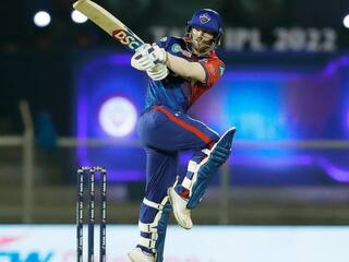 DC vs SRH: वॉर्नर ने दाएं हाथ का बैट्समैन बनकर जड़ दिया चौका, वीडियो में देखें भुवनेश्वर कुमार का रिएक्शन