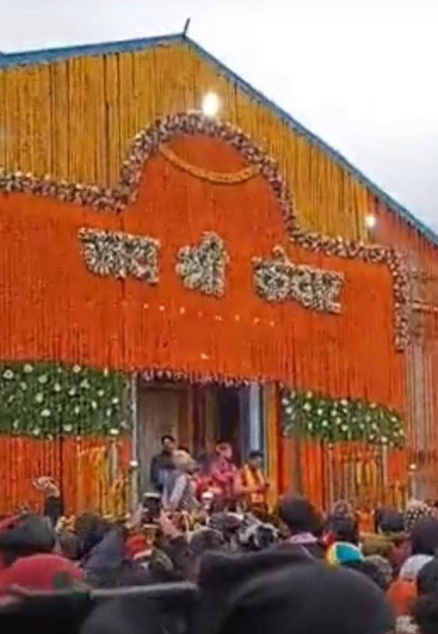 कपाट खुलने से पहले ही पूजा अर्चना करने के लिए गुरुवार को केदारनाथ में श्रद्धालुओं का सैलाब उमड़ पड़ा था. वहीं डीएम मयूर दीक्षित (DM Mayur Dixit) श्रद्धालुओं की भीड़ को देखते हुए लगातार व्यवस्थाओं का जायजा ले रहे हैं.