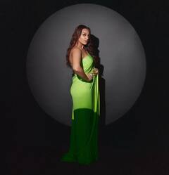 Sonakshi Sinha : निऑन ग्रीन साडीमध्ये सोनाक्षीचा ग्लॅमरस लूक; पाहा फोटो!