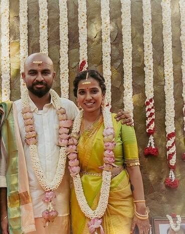 இவர் டாக்டர் பட கேமாராமேன் விஜய் கார்த்திக் கண்ணனை திருமணம் செய்து கொண்டுள்ளார்.