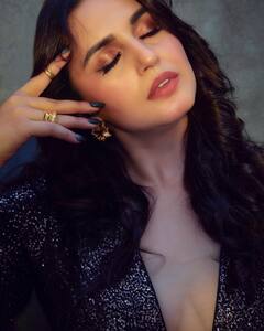 Photos: ब्लैक शिमरी ड्रेस में हुमा कुरैशी का दिखा कातिलाना लुक, फैंस ने कहा- खूबसूरती पर से नज़रे हटा पाना आसान नहीं