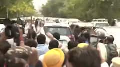 Delhi में Tajinder Bagga समर्थकों ने पंजाब पुलिस हाय-हाय के लगाए नारे, गाड़ी पर भी किया हमला