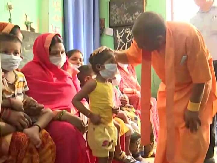 Ayodhya Uttar Pradesh CM Yogi Adityanath reached visited Primary Health Center and  School CM Yogi In Ayodhya: अयोध्या में अस्पताल और स्कूल पहुंचे सीएम योगी आदित्यनाथ, बच्चों से बात कर जाना हालचाल