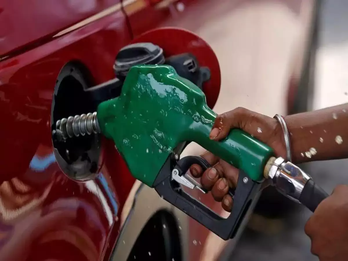 Petrol and diesel price  on 6th may 2022 in chennai Petrol and Diesel Price: வாகன ஓட்டிகளுக்கு அதிர்ச்சியா? ஆறுதலா? இன்றைய பெட்ரோல் டீசல் விலை இதுதான்..!