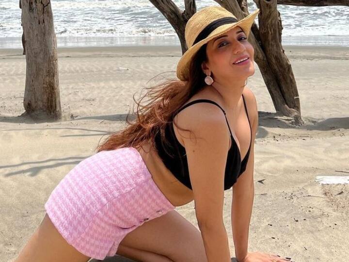 भोजपुरी सिनेमा की मशहूर अदाकारा मोनालिसा आज किसी पहचान की मोहताज नहीं रह गई हैं. एक्ट्रेस ने अपनी बेहतरीन अदाकारी और दिलकश अंदाज की वजह से घर-घर में खास पहचान बनाई है. उनकी एक झलक पाने के लिए फैंस हमेशा उत्साहित रहते हैं. ऐसे में अपने चाहने वालों के लिए एक्ट्रेस ने अपनी बेहद हॉट तस्वीरें शेयर की हैं.