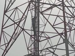 Rajasthan: Aadhar Aard नहीं बनने से नाराज युवक मोबाइल टावर पर चढ़ा, जयपुर से दिल्ली तक लगा चुका है चक्कर