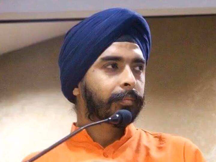 Tajinder Singh Bagga arrest row Punjab filed two petition in High Court over hostage state Police officers in Delhi Tajinder Bagga Arrest: बग्गा की गिरफ्तारी पर पंजाब की तरफ से हाईकोर्ट में दो याचिका दायर, राज्य पुलिस को बंधक बनाने का आरोप