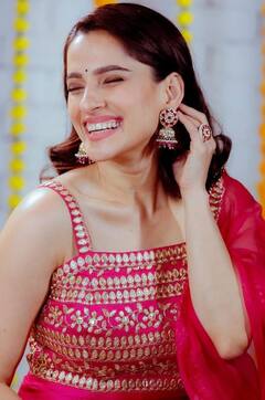 Priya Bapat : प्रिया बापटची खास ओळख म्हणजे तिचं निखळ हसणं; फोटो पाहाच