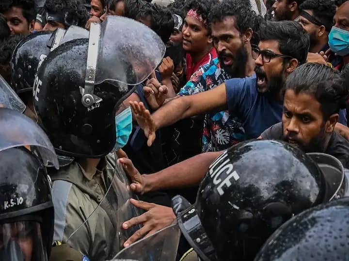 Sri Lankan President Gotabaya Rajapaksa again declares a state of emergency Sri Lanka Crisis: মধ্যরাত থেকে শ্রীলঙ্কায় ফের জরুরি অবস্থা জারি