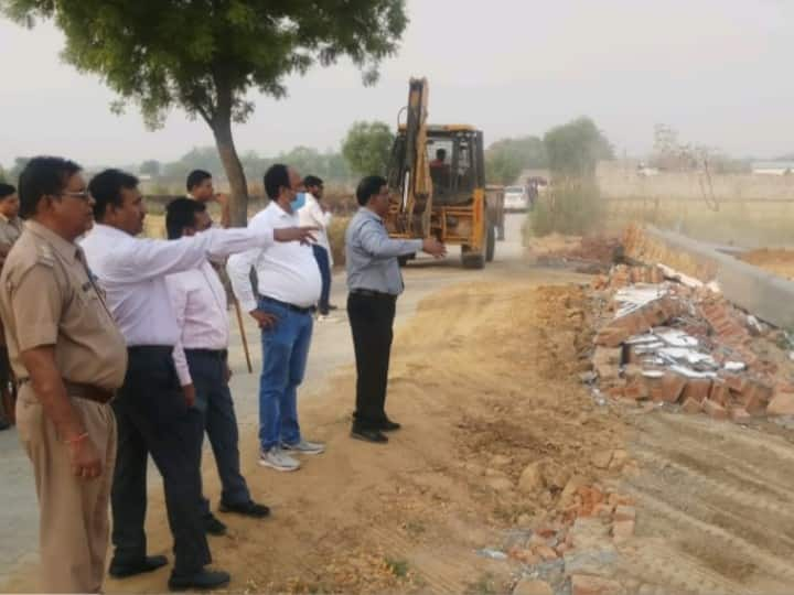 Greater Noida Bulldozer action on illegal colony of Khodna Kalan, land worth 150 crores vacated ANN Greater Noida News: खोदना कलां में अवैध कॉलोनी पर चला प्रशासन का बुलडोजर, 150 करोड़ की जमीन कराई गई खाली