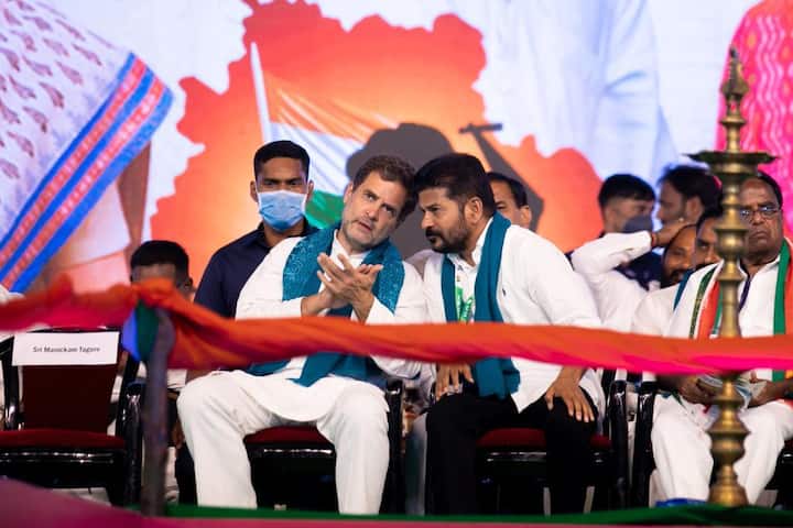 సభా వేదికపై టీపీసీసీ అధ్యక్షుడు రేవంత్ రెడ్డితో ముచ్చటిస్తున్న రాహుల్ గాంధీ
