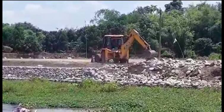 Jalpaiguri: Irrigation Department demolished illegal constructions at the riverbank Jalpaiguri News: এবিপি আনন্দর খবরের জের, জলপাইগুড়িতে সাহু নদীর বেআইনি পাড় ভেঙে দিল সেচ দফতর