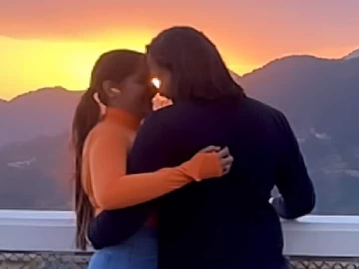 Sapna Choudhary Share Romantic Video with Husband Veer sahu Viral on Social media Sapna Choudhary Video: पति संग छत पर रोमांस करती दिखीं सपना चौधरी, वीडियो देख फैंस बोले- 'बेस्ट कपल'