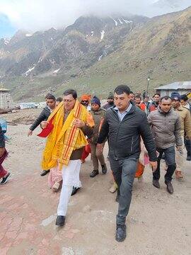 इस अवसर पर मंदिर को भव्य रूप से नौ क्विंटल फूलों से सजाया गया था. सेना की मराठा रेजीमेंट के बैंड की भक्तिमय धुनों के साथ देश-विदेश से आए 10 हजार से अधिक श्रद्धालुओं के साथ ही सीएम धामी और वरिष्ठ प्रशासनिक अधिकारी भी मंदिर के कपाट खुलने के साक्षी बने.
