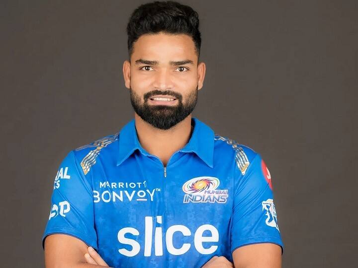 IPL 2022 में मुंबई इंडियंस के लिए अब तक एकमात्र मैच खेलने वाले कुमार कार्तिकेय सिंह सबसे बेस्ट बॉलिंग इकनॉमी वाले गेंदबाज हैं. उन्होंने अपने IPL डेब्यू मैच में 4 ओवर में 19 रन दिए थे यानी प्रति ओवर महज 4.75 रन खर्च किए. (फोटो सोर्स: iplt20.com)