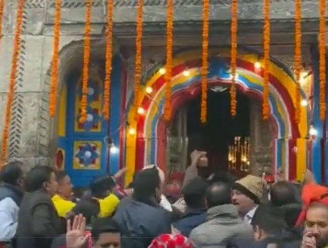 इस मौके पर मंदिर परिसर को पूरी तरह फूलों से सजाया गया है. मंदिर का पट खुलने के साथ ही अब श्रद्धालु नियमानुसार पूजा आर्चना कर सकेंगे.