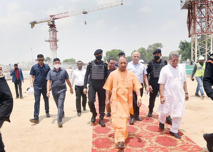 बता दें कि इस दौरान सीएम योगी के साथ मुख्य सचिव दुर्गा शंकर मिश्र और कैबिनेट मंत्री एके शर्मा, मंत्री धर्मवीर प्रजापति,राज्य मंत्री प्रतिभा शुक्ला, अयोध्या के डीएम नीतीश कुमार, वहां के स्थानीय विधायक और सांसद भी मौजूद रहे.