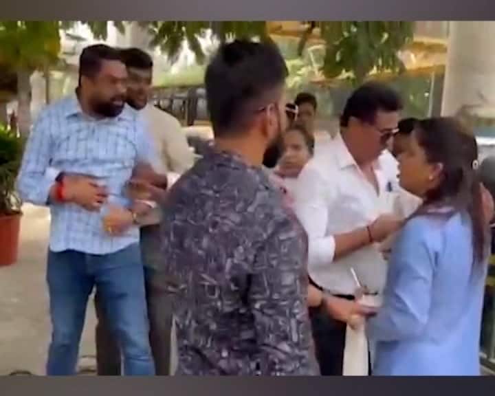 Thane News Shiv Sena's former municipal corporators fights with each other on the streets ठाण्यातील शिवसेनेच्या माजी नगरसेवकांचा वाद चव्हाट्यावर, एकमेकांना शिव्यांची लाखोली