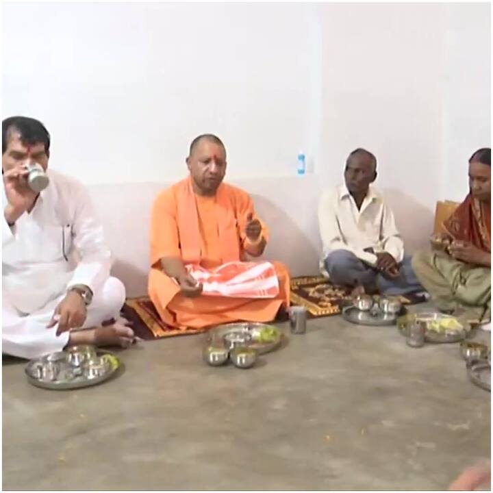अयोध्या में सीएम योगी आदित्यनाथ दोपहर को एक बस्ती में पहुंचे. जहां उन्होंने प्रधानमंत्री आवास योजना के लाभार्थी बसंती और मनीराम के घर खाना खाया.
