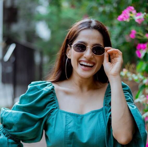 प्रिया बापटची खास ओळख म्हणजे तिचं निखळ हसणं