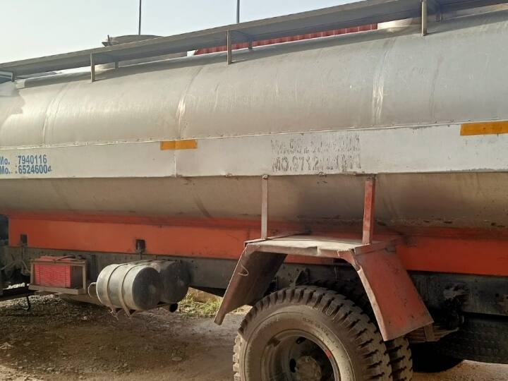 Udaipur: राजस्थान में पुष्पा फिल्म की तर्ज पर कर रहे तस्करी, दूध के टैंकर में गुजरात ले जाई जा रही शराब जब्त Udaipur Rajasthan border driver arrested after liquor taken to Gujarat by filling in milk tanker ANN Udaipur: राजस्थान में पुष्पा फिल्म की तर्ज पर कर रहे तस्करी, दूध के टैंकर में गुजरात ले जाई जा रही शराब जब्त