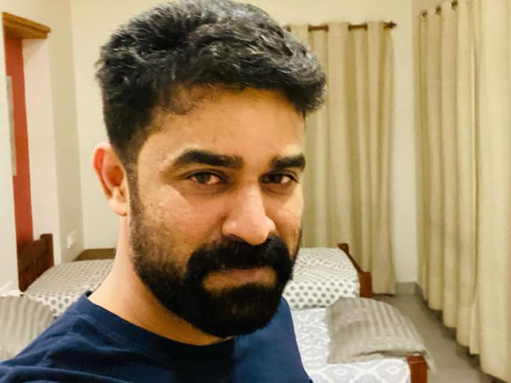 Vijay Babu Rape Case Update kerala Police Issues Blue Corner Notice against Vijay babu Vijay Babu Rape Case : पुलिस ने विजय बाबू के खिलाफ जारी किया 'ब्लू कॉर्नर' नोटिस