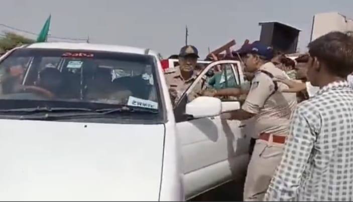 इंसानियत का संदेश देते हुए विष्णु दत्त ने अपने काफिले की एक गाड़ी से घायलों को अस्पताल पहुंचाया.