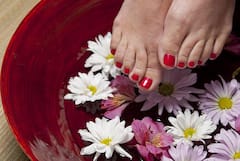 Pedicure at Home: साफ और खूबसूरत पैरों के लिए घर पर इस तरह करें पेडीक्योर