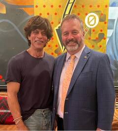 Shah Rukh Khan: शाहरुख खान ने 'मन्नत' में की राजनयिकों की मेजबानी, खुश होकर बोले मेहमान- अब समझे क्या है SRK का जादू!