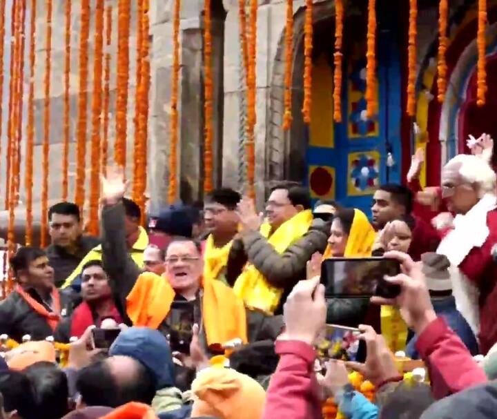 पुजारियों व वेदपाठियों ने गर्भगृह की साफ-सफाई कर भोग लगाया और फिर मंदिर में पूजा अर्चना की गई. इस दौरान केदारनाथ धाम के रावल भीमाशंकर लिंह और सीएम पुष्कर सिंह धामी समेत बीकेटीसी के सदस्य भी मौजूद रहे.