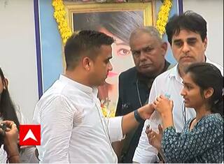 હર્ષ સંઘવીએ ધ્રુસકે ધ્રુસકે રડતી ગ્રીષ્માની બહેનને પિવડાવ્યું પાણી, માથે હાથ ફેરવીને ગળે લગાડીને રાખી છાની, જુઓ વીડિયો