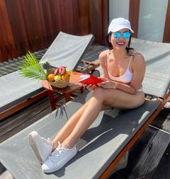 એક્ટ્રેસ સોનાલીનો વ્હાઈટ બિકિનીમાં કાતિલ અંદાજ, સ્વમિંગ પૂલ નજીક આપ્યા હોટ પોઝ