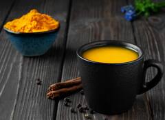 Turmeric Tea: मोटापा, डायबिटीज जैसी इन 6 परेशानियों को दूर करे हल्दी वाली चाय
