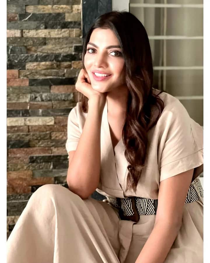 కానీ ప్రియాతో జరిగిన గొడవ కారణంగా బయటకు వచ్చేసింది. (Photo Courtesy: Lahari shari Instagram)