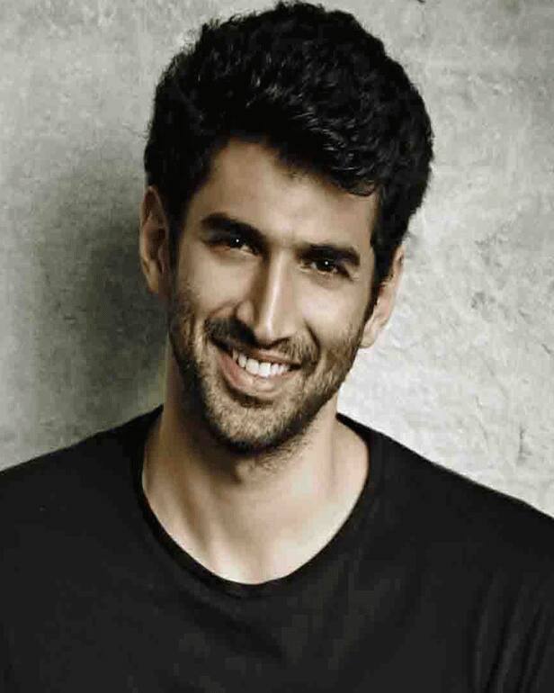 आशिकी 2 जैसी सुपरहिट फिल्म में काम कर चुके आदित्य रॉय कपूर भी बाएं हाथ से अपने काम करते हैं.