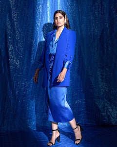 Saie Tamhankar: रॉयल ब्लु ड्रेसमध्ये सईने केलं हॉट फोटोशूट; पाहा फोटो!