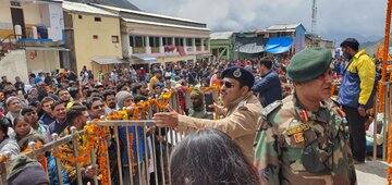 कपाट खुलने की तैयारी तड़के 4.30 बजे से शुरू हो गई थी. जब श्री बदरीनाथ-केदारनाथ मंदिर समिति के अध्यक्ष अजेंद्र अजय, धाम के रावल भीमाशंकर लिंग, वेदपाठी आचार्यों, गढ़वाल आयुक्त सुशील कुमार, रूद्रप्रयाग के जिलाधिकारी मयूर दीक्षित सहित वरिष्ठ धार्मिक और प्रशासनिक अधिकारियों ने पूरब द्वार से मंदिर के सभामंडप में प्रवेश किया.