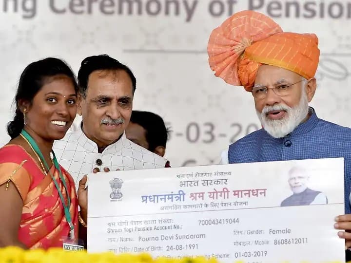 अगर आप भी असंगठित क्षेत्र में काम करते हैं तो यह खबर आपके काम की है. केंद्र की मोदी सरकार और राज्य सरकार असंगठित क्षेत्र में काम करने वाले लोगों के लिए कई तरह की योजनाएं लेकर आती रहती है. उन्हीं में से एक योजना का नाम है प्रधानमंत्री श्रमयोगी मानधन योजना (Pradhan Mantri Shram Yogi Mandhan Yojana).