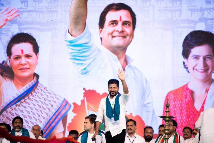 వరంగల్ సభలో ప్రజలకు అభివాదం చేస్తున్న రేవంత్ రెడ్డి