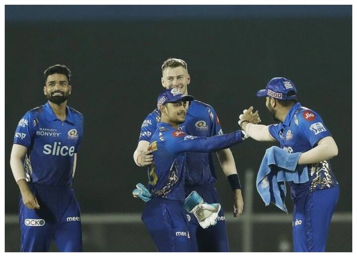 IPL 2022: Mumbai Indians beat Gujarat Titans to register second win of the season IPL 2022: मुंबई ने जीती हारी हुई बाज़ी, रोमांचक मुकाबले में गुजरात को 5 रन से हराया