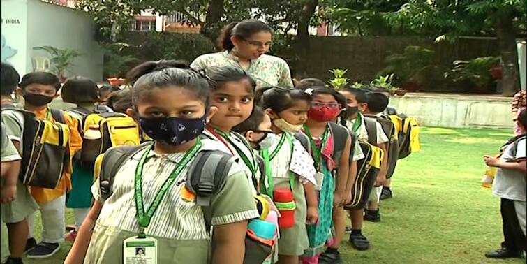 parent protests at the government's guidelines for closing offline classes School Summer Vacation: অফলাইন ক্লাস বন্ধের সরকারি নির্দেশিকায় ক্ষোভ অভিভাবকদের একাংশে