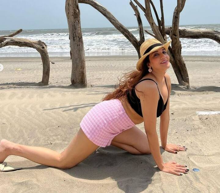 મોનાલિસાની લોકપ્રિયતા હવે માત્ર ભોજપુરી સિનેમામાં રહી નથી. ભોજપુરી ફિલ્મ અભિનેત્રી મોનાલિસા હવે ટીવીની દુનિયા પર પણ રાજ કરે છે. અભિનેત્રી હાલ બિચ તસવીરોને લઈને ચર્ચામાં છે.